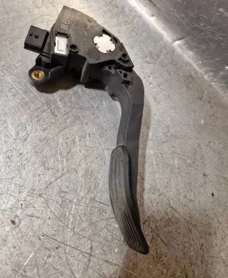 Nissan Juke I F15 Accelerator throttle pedal 180023RA0B 24615A 80023RA0B