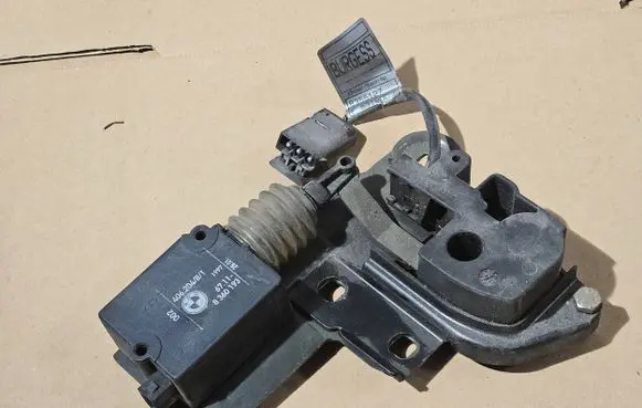 BMW 5 E39 Tailgate window lock/catch/latch 8120419 8355127 8360193