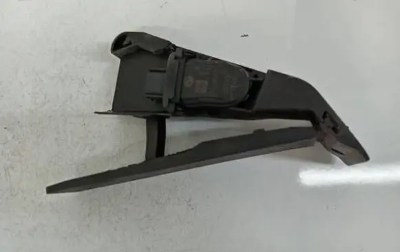 Accelerator throttle pedal
