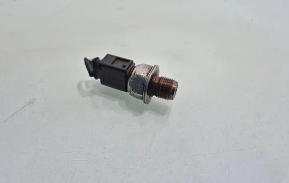 Volkswagen PASSAT CC Fuel pressure sensor 03L906051