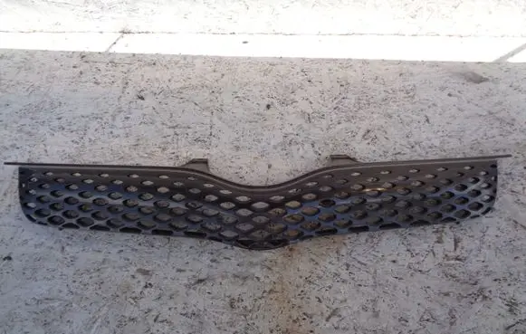 Toyota Yaris Front bumper upper radiator grill