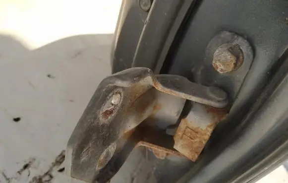 KIA Carens I Front door upper hinge