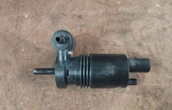 Chrysler Town & Country V Windscreen/windshield washer pump 05152075AC