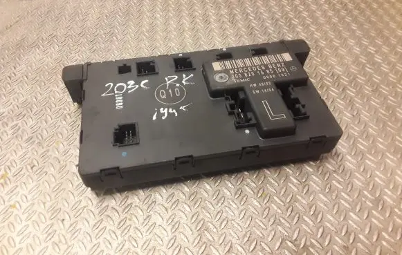 Mercedes-Benz C W203 Door control unit/module 2038201585 A2038201585