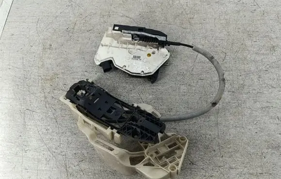 Volkswagen Tiguan Rear door lock 5N0839015A