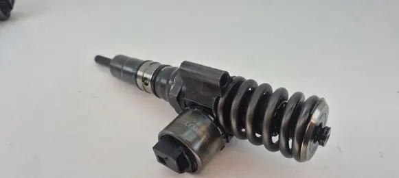 Volkswagen PASSAT B6 Fuel injector 03G130073G