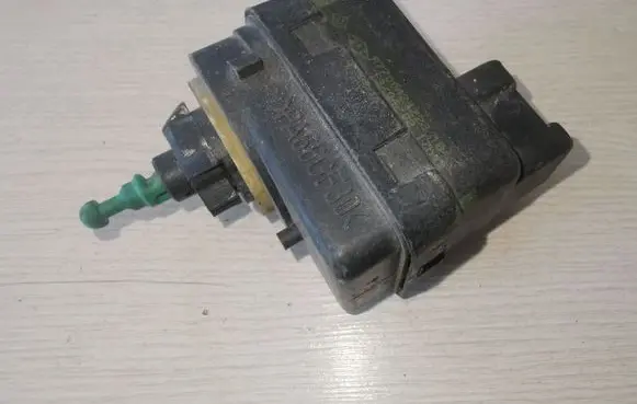 Headlight level adjustment motor