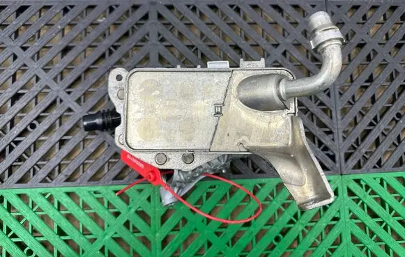 BMW 5 G60 G61 Engine oil radiator 8580416 82852819 8858706
