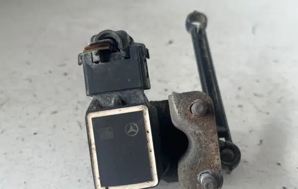 Mercedes-Benz CLS C219 Air suspension front height level sensor A0105427717 10702