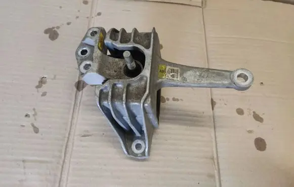 Engine mount bracket