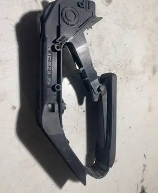 Accelerator throttle pedal