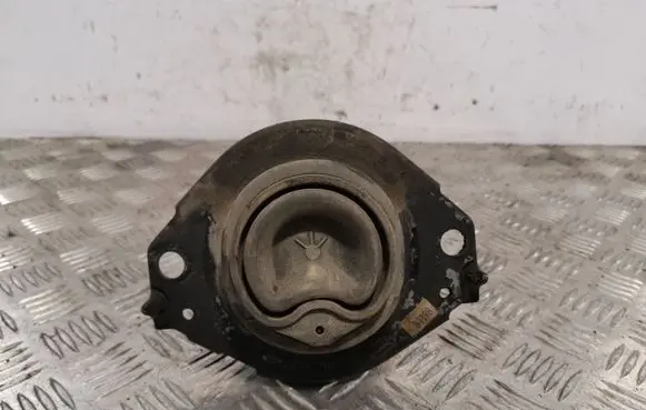 Jeep Grand Cherokee Engine mount bracket