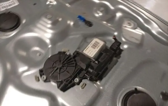 KIA Ceed Front door window regulator motor 402055D