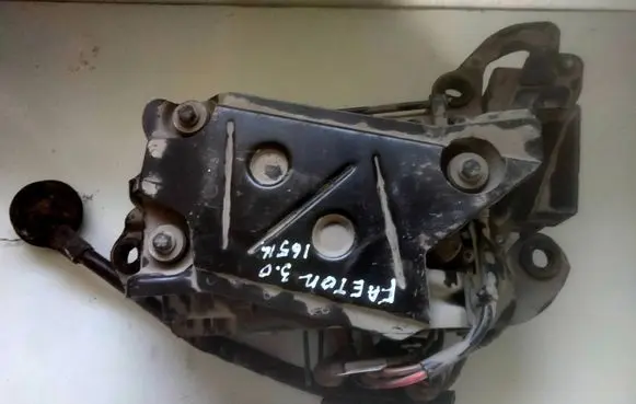 Volkswagen Phaeton Pneumatic air compressor holding bracket 3D0616005K 15150000313