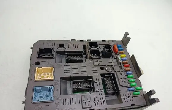 Citroen C5 Fuse module 966689568002