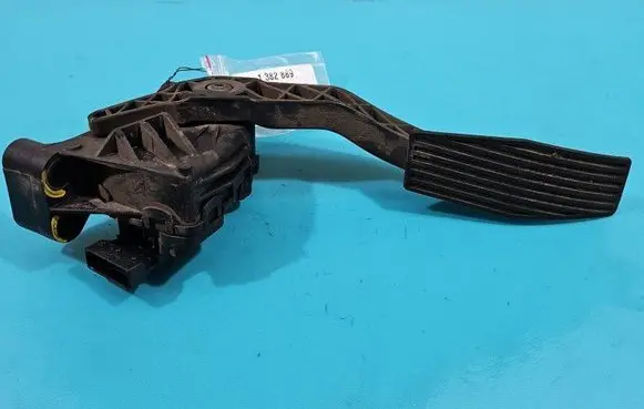 Accelerator throttle pedal