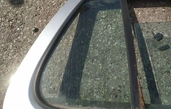 Volkswagen Golf IV Rear vent window glass AS2
