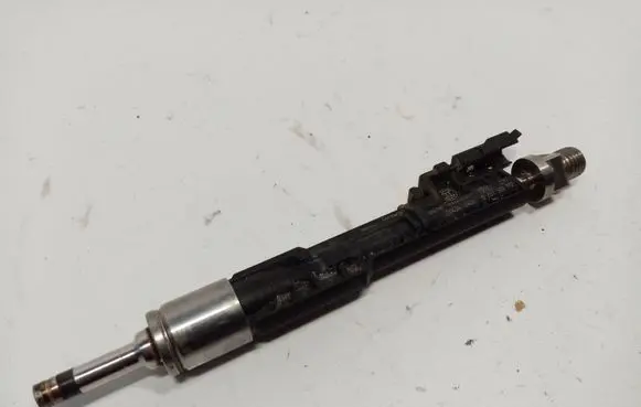 BMW 5 F10 F11 Fuel injector 13647639994 0261500172