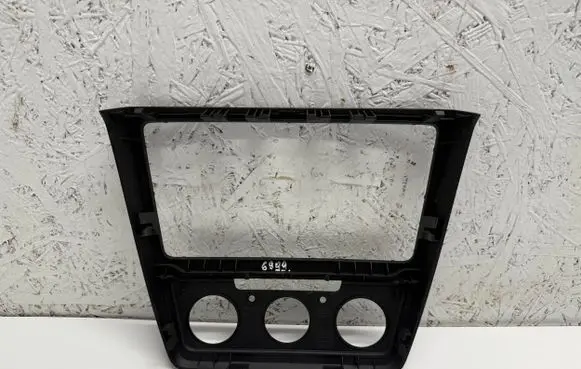 Skoda Yeti (5L) Radio/GPS head unit trim 5L0858069G 320010114092102