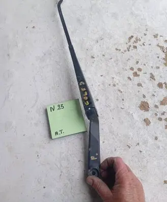 Volkswagen Golf III Front wiper blade arm 461568451