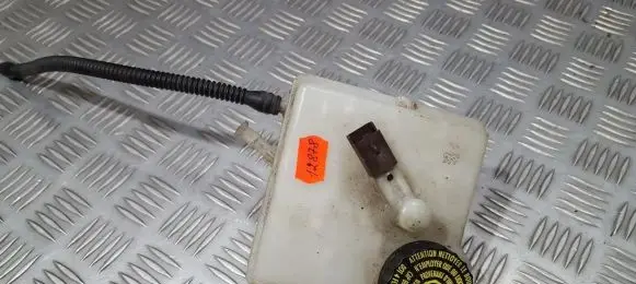 Brake fluid reservoir