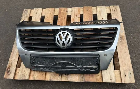 Volkswagen PASSAT B6 Front bumper upper radiator grill 3C0853651B