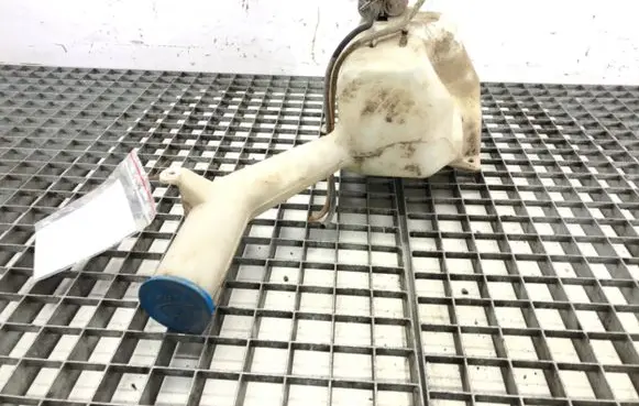 Honda CR-V Windshield washer fluid reservoir/tank