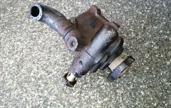 Volkswagen PASSAT B4 Power steering pump 1H0422155E