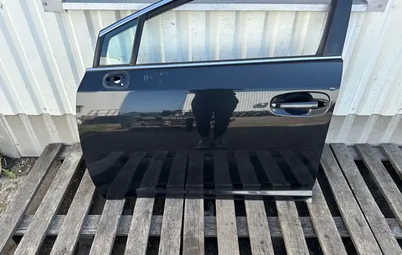 Toyota Avensis T270 Front door
