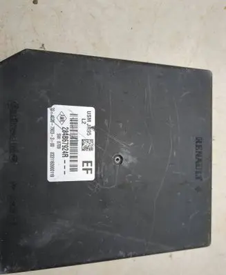 Renault Clio IV Fuse module 284B67924R 0331160900119