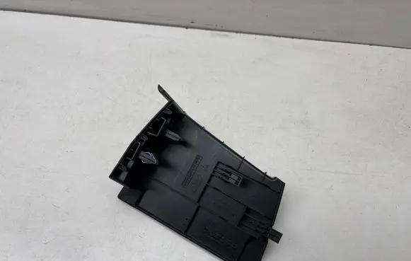 Audi SQ7 Rear seat rail trim cover 4M0883685E