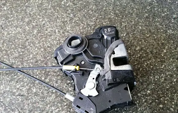 Toyota Corolla E140 E150 Front door lock