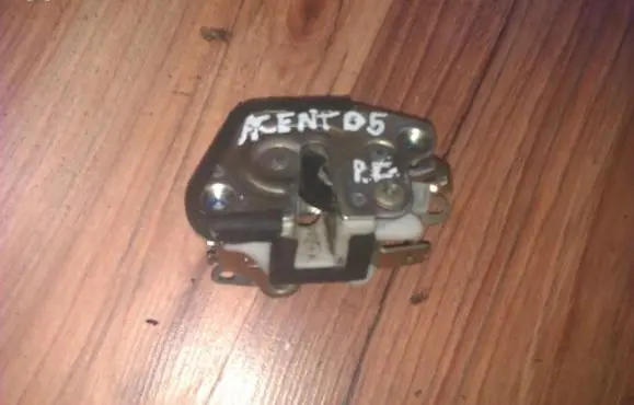Hyundai Accent Front door lock