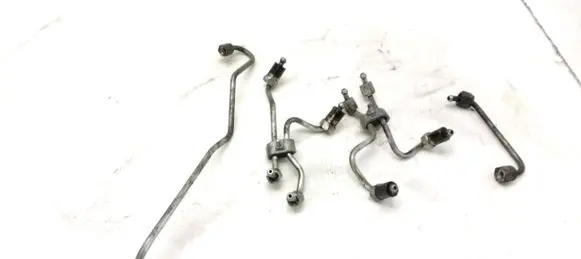 Toyota Avensis T250 Fuel injector supply line/pipe 