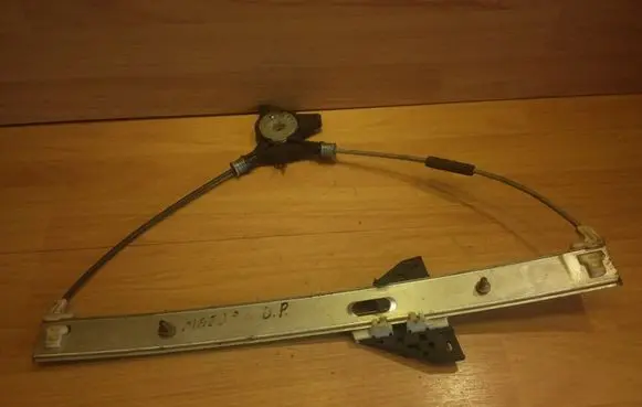 Mazda 6 Front window lifting mechanism without motor