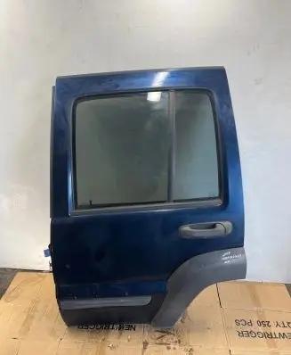 Jeep Cherokee III KJ Rear door