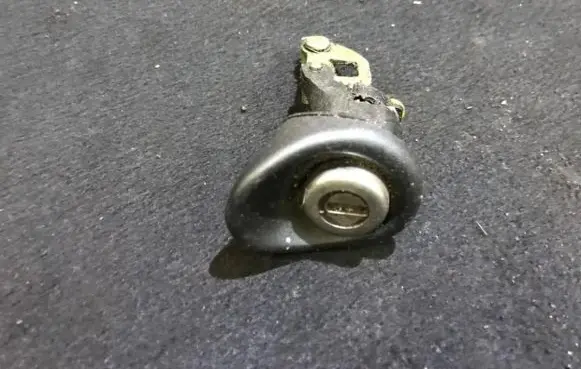 Renault Twingo I Front door lock (next to the handle) 