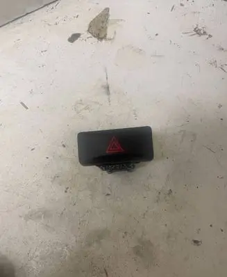 Nissan X-Trail T31 Hazard light switch 06016