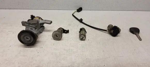Mitsubishi Space Star Lock set F005V00017 3627890