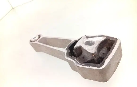 Volvo V70 Engine mount bracket 30793322