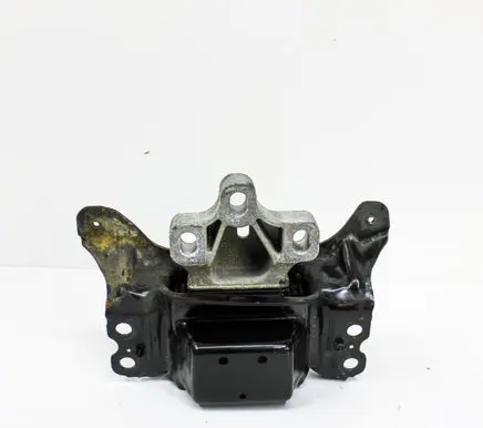 Volkswagen PASSAT B8 Engine mount bracket 5Q0199555AD