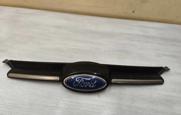 Ford Focus Front bumper upper radiator grill BM518A133C