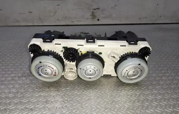Mitsubishi Colt CZ3 Climate control unit 69657032
