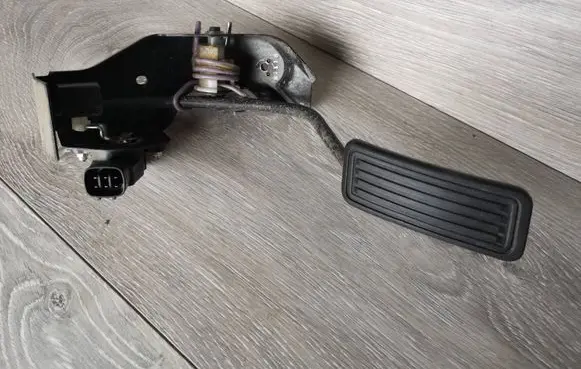 Toyota Avensis T250 Accelerator throttle pedal 8928052021 1983003041