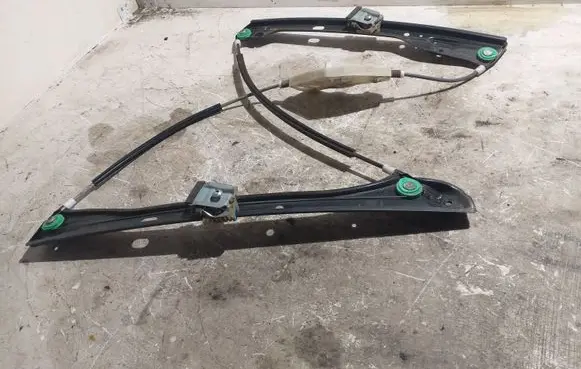 Volkswagen Golf Plus Front window lifting mechanism without motor