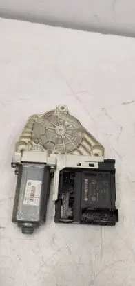 Volkswagen PASSAT B6 Front door window regulator motor 1K0959701P