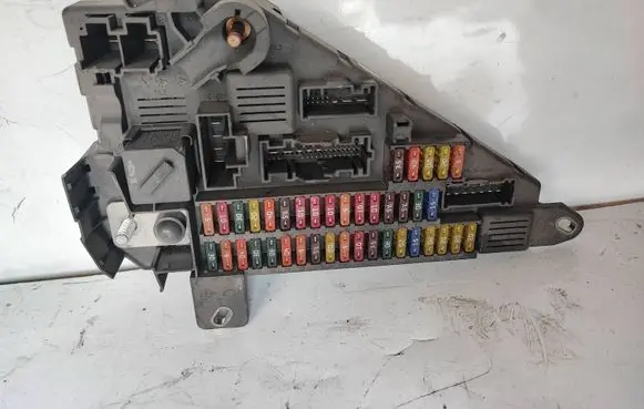 BMW 5 E60 E61 Fuse module 6906619