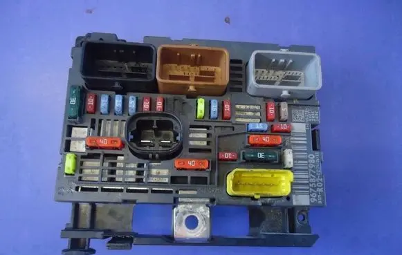 Citroen Berlingo Fuse box set 9675877980