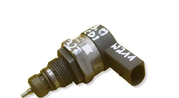 Mercedes-Benz E W211 Fuel pressure regulator A6420780149 0281002794