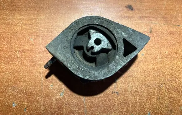Mercedes-Benz A W168 Engine mount bracket A1682400618